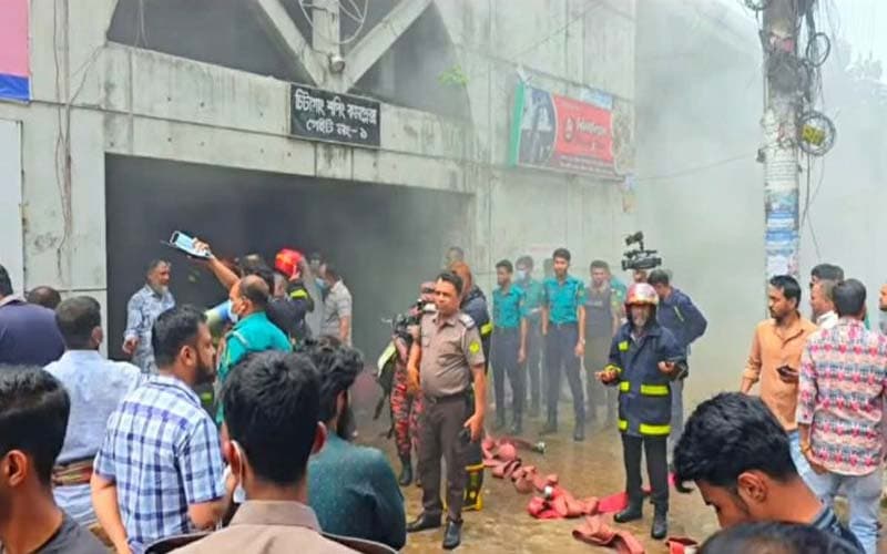 চিটাগাং শপিং কমপ্লেক্সে আগুন, নিয়ন্ত্রণে কাজ করছে ফায়ার সার্ভিস