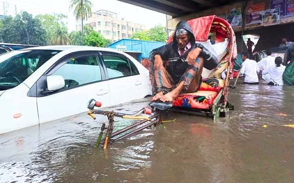 বুকসমান পানিতে ডুবলো চট্টগ্রাম