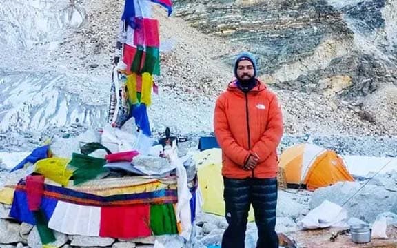 বিশ্বের পঞ্চম উঁচু পর্বতশৃঙ্গ মাকালু জয় করলেন বাবর আলী