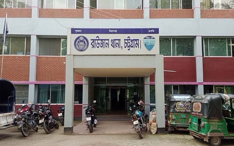 রাউজানে মুদি দোকানে মিলল দেশি-বিদেশি আগ্নেয়াস্ত্র!