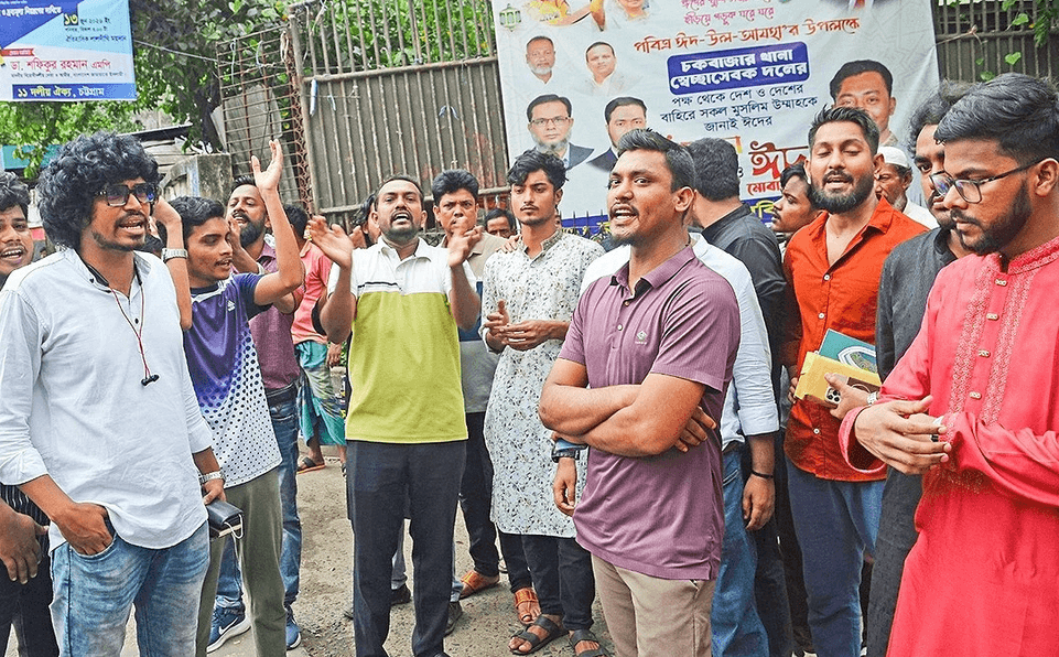 এনসিপি ও অ্যাম্বুলেন্স চালকদের হাতাহাতি, ধাওয়া পাল্টা ধাওয়া
